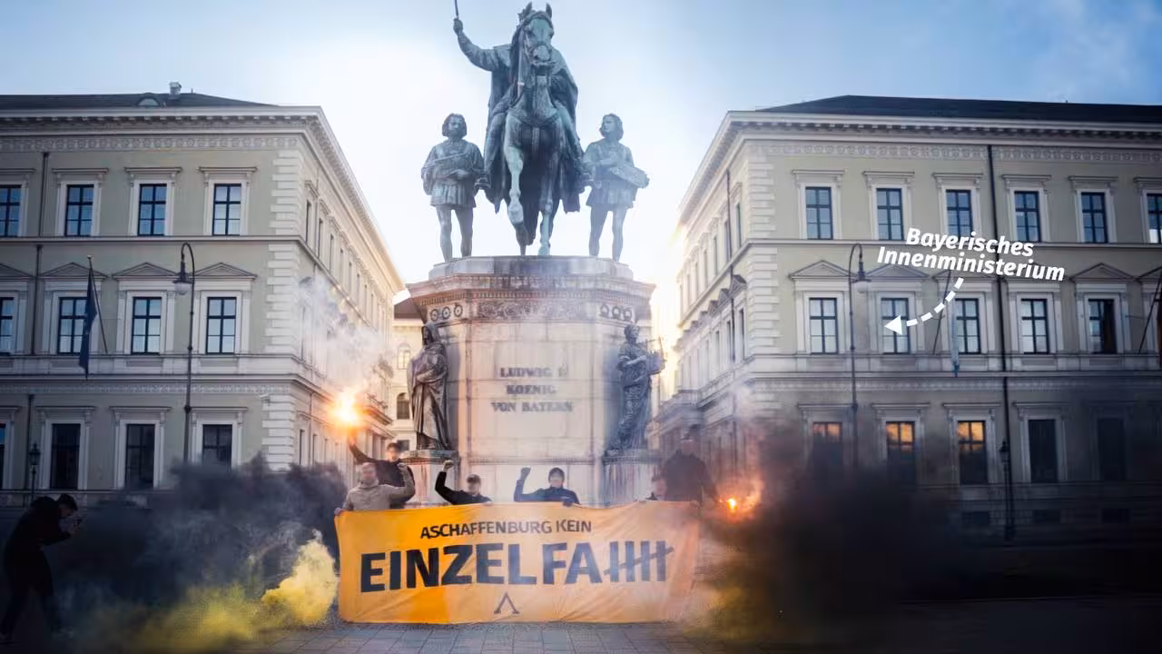 Aktivisten vor dem bayrischen Innenministerium mit einem Banner auf dem steht "Aschaffenburg kein Einzelfall".
