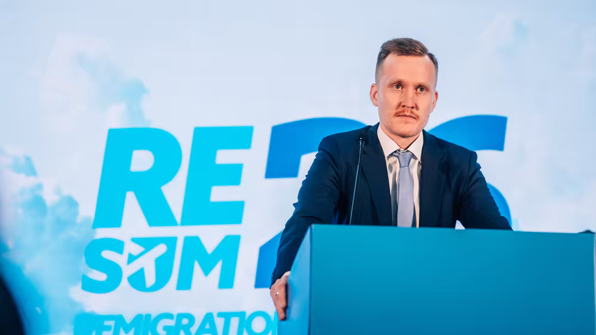 Maximilian Märkl beim Remigration Summit 2026 in Porto.