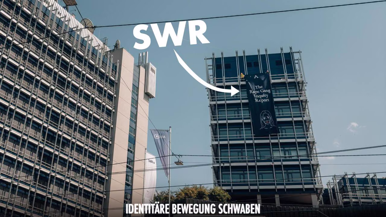Banneraktion am SWR-Gebäude in Stuttgart.