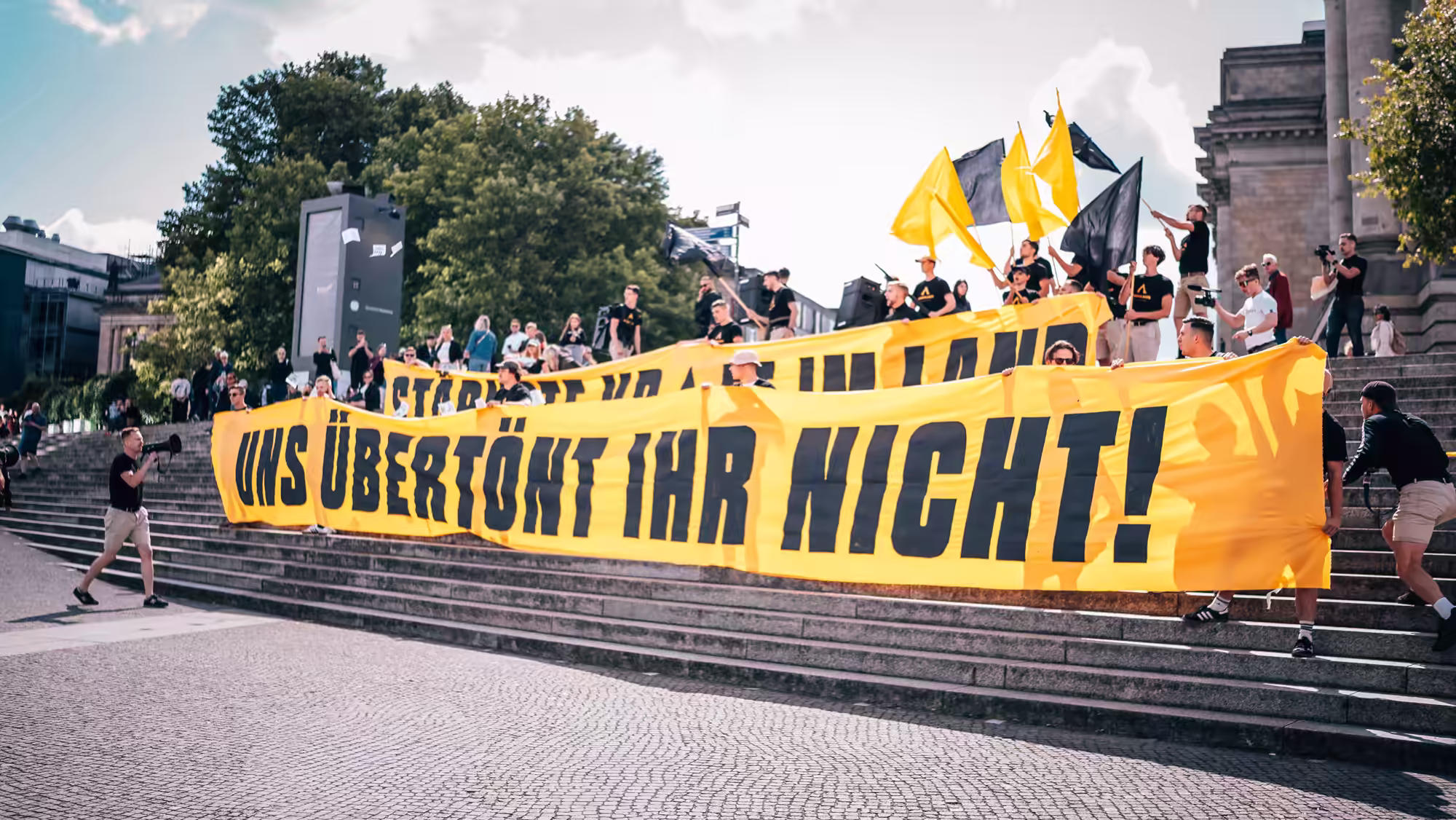 Aktivisten bei der Störaktion zum Söder-Sommerinterview.