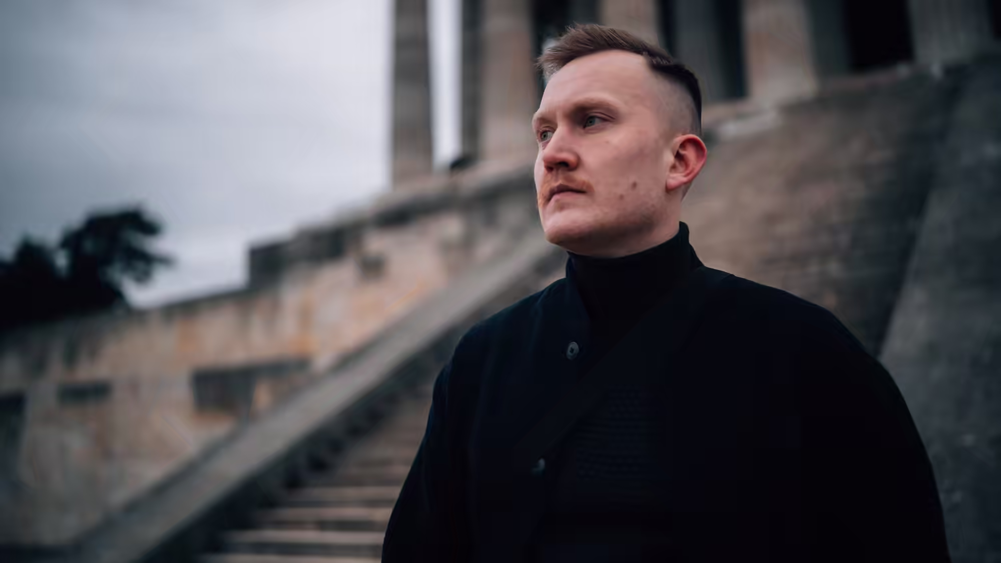Maximilian Märkl bei einem Statement an der Walhalla.