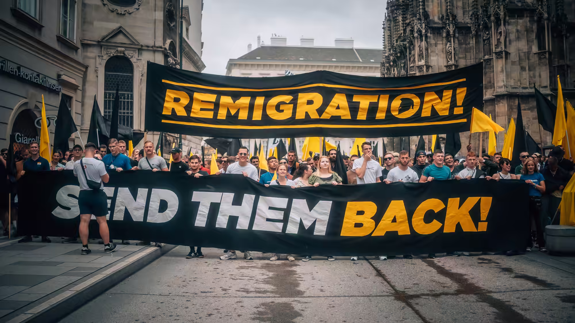 Aktivisten bei der Remigrationsdemo in Wien.